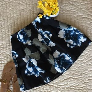 Avenue Collection black print mini skirt